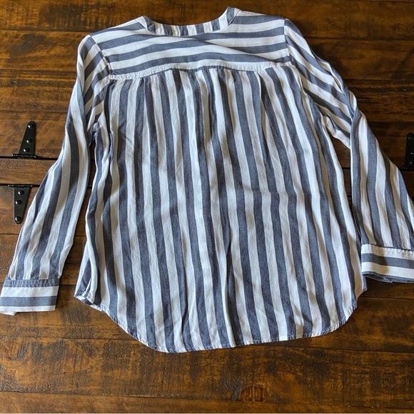 A.N.A. A New Approach Women PS Blouse V-Neck Roll Tab Sleeve 100% Rayon Striped - Picture 4 of 5